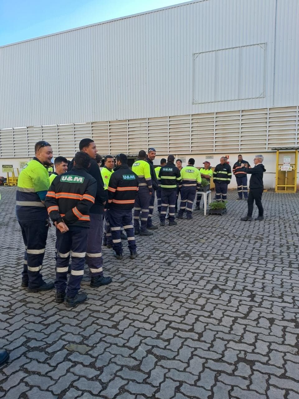 AMAJF E UeM comemorando o dia mundial do Meio Ambiente.  Palestra e distribuição de mudas nativas. Parceria de sucesso.