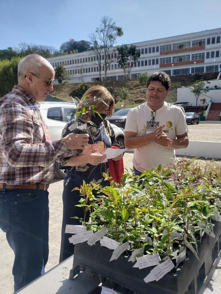 AMAJF distribuiu 270 mudas de árvores nativas no evento Minas Láctea promovido pela Epamig Instituto Cândido Tostes